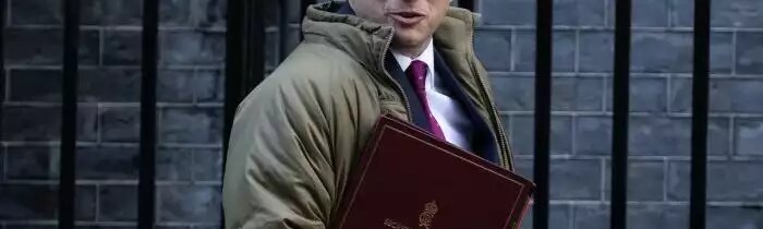 Kyjevu chcel dať neexistujúce lasery, doma ho nazvali „kreténom“ a najnovšie dáva „ultimátum Putinovi“