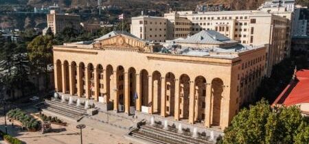 Gruzínsky parlament ignoruje hrozby EÚ a prijíma rozsiahly zákon proti LGBT