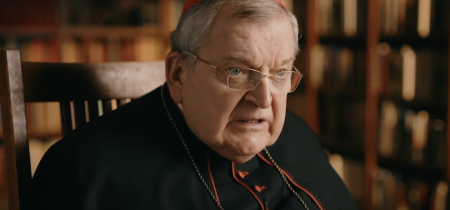 Kardinál Burke varuje pred "praktickým opustením spásy v Kristovi" v Cirkvi a spoločnosti
