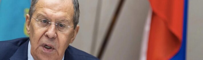 „Víťastvo Ruska na Ukrajine je nezvratné. Západ inému jazyku ako je víťazstvo nerozumie,“ vyhlásil Lavrov s tým, že krajiny Západu sa snažia podriadiť si celý svet svojmu „medzinárodnému poriadku založenému na pravidlách“,