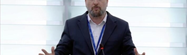 „Idioti v Európe šíria tú istú nenávisť proti Rusom ako kedysi fašisti a banderovci. Títo blázni tu vôbec nepremýšľajú. Päťsto rusofóbov a intelektuálne podvýživených bruselských Šimečkov tu nadáva na Rusko ako náckovia v