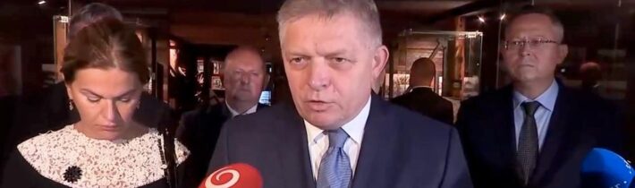 VIDEO: „Všetci hovoríme o fašizme, nacizme, a pritom mlčky tolerujeme, že po Ukrajine pobehujú jednotky s nacistickým označením,“ vyhlásil premiér Fico počas návštevy Múzea holokaustu v Seredi