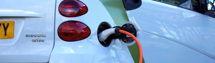 Elektromobily ve Velké Británii mají softwarová zadní vrátka, která umožňují Číně je dálkově ovládat