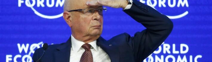 Klaus Schwab vyzývá ke „globální spolupráci“ v boji proti „dezinformacím“