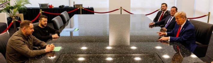 Donald Trump se nečekaně setkal s Volodymyrem Zelenským v New Yorku a vyzval k ukončení války s Ruskem! Pokud bude zvolen v listopadu prezidentem, vyřeší ukončení války ještě před svou inaugurací! Srbský prezident, který má těsné vztahy s Trumpem, už prozradil dopředu, že půjde o dohodu o příměří, která zmrazí konflikt na desítky let jako na Korejském poloostrově!