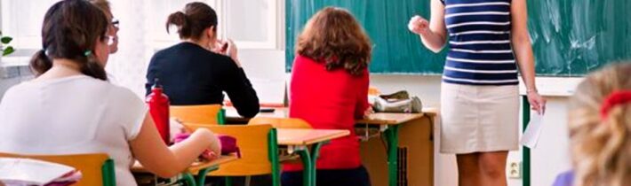 Školy pouze vychovávají poslušné dělníky. Zákaz mobilů na Vsetínsku je toho důkazem