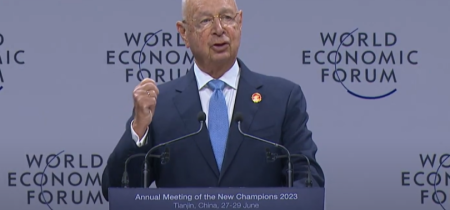 Klaus Schwab tvrdí, že svet je na "prahu hlbokej systémovej transformácie