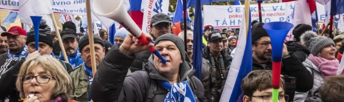 FIALOVA VLÁDA DOSTALA V KRAJSKÝCH VOLBÁCH OD ANO TĚŽKOU NAKLÁDAČKU. Karel je bůh. Rozesmátý Babiš mezi novináři