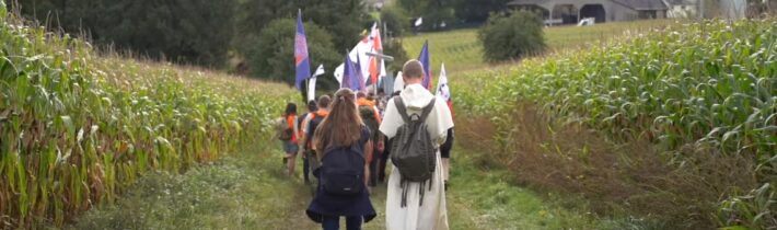 V Bretónsku sa uskutočnila tradicionalistická púť, ktorá má okrem katolicizmu v mladých prebudiť aj ducha Bretónska –