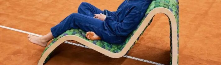 Umělkyně vyrobila nábytek z tenisových míčků, které by se jinak na skládkách rozkládaly 400 let – tadesco.org