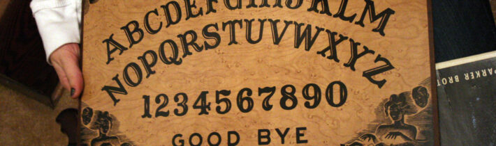 Amazon ponúka „kresťanskú“ verziu hry Ouija – tá je dlhodobo považovaná za nástroj komunikácie s démonickými bytosťami –