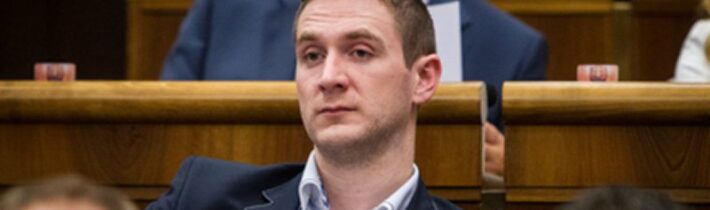 Milan Uhrík: „Euro už padlo pod kurz dolára. Čoskoro bude bezcenné. Európa krac…