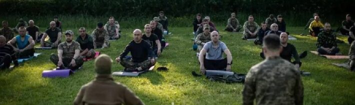Ukrajincov vo vojenskom výcvikovom stredisku učia „nájsť duchovný pokoj“ prostr…
