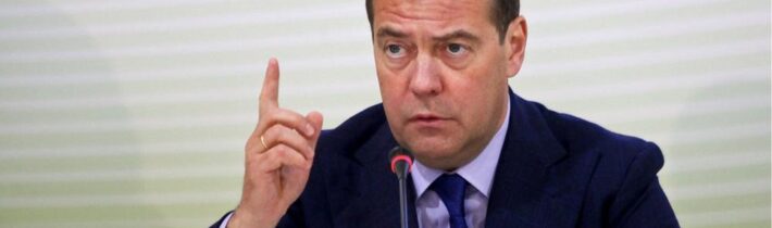 Dmitrij Medvedev: USA, že sa musia vzdať svojich ambícií ovládať celú planétu. Svet potrebuje rovnováhu, pretože v súčasných podmienkach nevydrží ani desať rokov. Ak si Západ neuvedomí túto jednoduchú pravdu, bude to znamenať kon