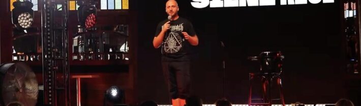 VIDEO: „My si nevieme zastreliť ani vlastného premiéra. Aká krajina, taký Kennedy,“ vtipkoval pred ostravským publikom stand-up komik zo Silných rečí Matej Makovický alias Mako a jednému divákovi odporučil opäť spáchať atentát n