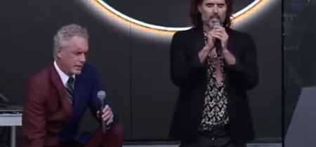 SLEDUJTE: Russell Brand a Jordan Peterson vedú modlitbu proti tyranii globalizmu
