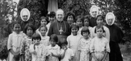 CBC zverejnila pochybné tvrdenie, že deti v internátnych školách vykopali hroby pre svojich spolužiakov