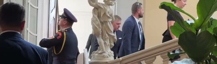 Robert Fico prichádza do prezidentského paláca