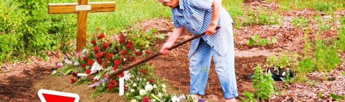 Řekl své matce, aby rok po jeho pohřbu vykopala jeho hrob. Zažila šok svého života!