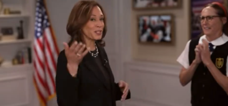 Kamala Harrisová sa vyhovárala na "neúctivé" video k večeru Ala Smitha: "Nebol tam žiadny smiech