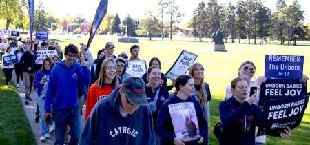 Katolícki študenti svedčia za nenarodené deti na Pochode za život v Severnej Dakote