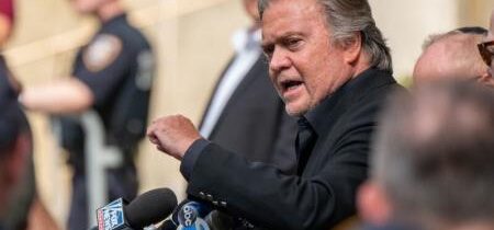 Steve Bannon vyčíta Kamale Harrisovej z väzenia, že je zadržiavaný po "zákonnom termíne prepustenia