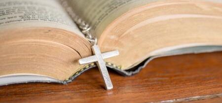 Austrálska kresťanská škola prinútila študenta odstrániť "urážlivý" náhrdelník s krížikom: správa