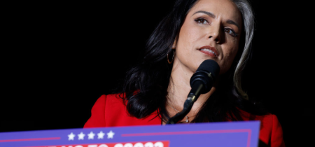 Tulsi Gabbardová vstúpila do Republikánskej strany, počas Trumpovho zhromaždenia odsúdila "pro-vojnovú" Kamalu Harrisovú