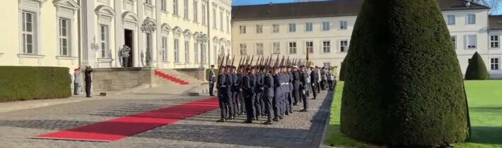 Vojenské pocty Nemeckej spolkovej republiky prichádzajú pred sídlo prezidenta NSR