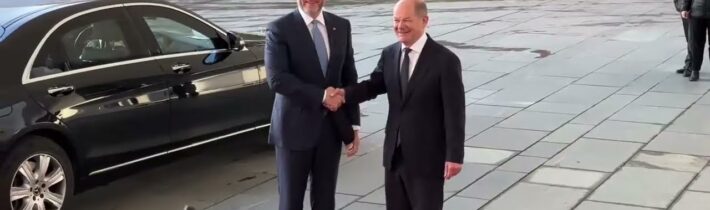 Petra Pellegeiniho víta Olaf Scholz
