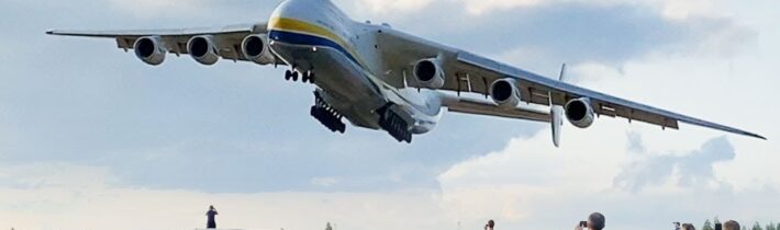 Extrémní přiblížení a přistání největšího Antonovu An-225 Mrija a Antonovu An-70