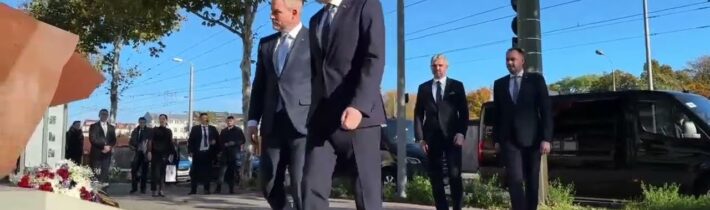 Peter Pellegrini kladie veniec na pamätníku pri Berlínskom múre