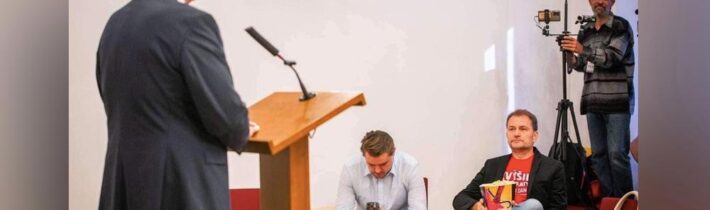 VIDEO: Pacient z Trnavy si z prvého radu s popcornom v ruke vychutnával Dankovu parlamentnú tlačovku. „Pán má štýl …,“ reagoval šéf SNS