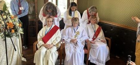 Kacírska skupina simuluje katolícke svätenia pre 4 ženy a 2 mužov, ktorí sú rodovo zmätení