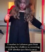 Matka v Libanone natáča svoje dieťa len niekoľko sekúnd predtým, ako izraelský …