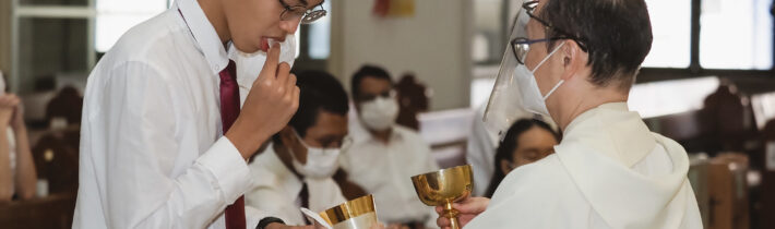 Väčšina katolíkov navštevujúcich omše viní zo straty viery v reálnu prítomnosť Ježiša v Eucharistii prijímanie na ruku –