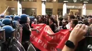 Prvý máj v IstanbuleDemonštranti vystúpili proti vysokej inflácii v Turecku.Po s…
