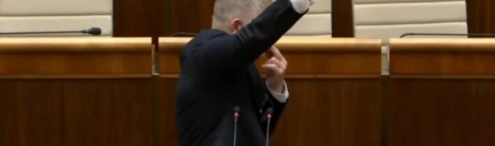 Robert Fico hajluje v parlamente. Ale to len preto, že… | 4.10.2024