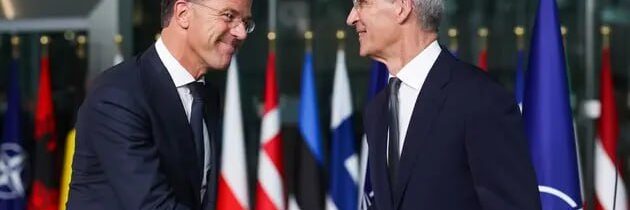 Výmena stráží vo vedení NATO prebieha v nezvyčajne krízových podmienkach