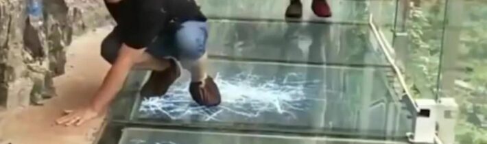 Pro ty, kteří si rádi „lechtají nervy“, postavili Číňané skleněný most s