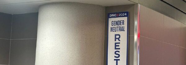 Toalety na zjazde demokratov sú rodovo neutrálne a neďaleko parkuje autobus, kt…