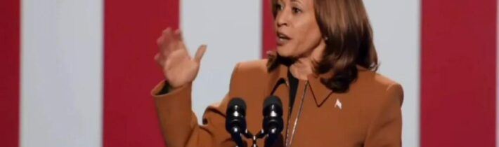 Vystoupení Kamaly Harrisové v Michiganu bylo přerušeno skandováním „Zastavte válku“ a „Jsi