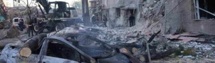 UKRAJINCI USTUPUJÍ Z UGLEDARU, ZE SKUPINEK POKAŽDÉ DORAZÍ JEN POLOVINA ŽIVÝCH