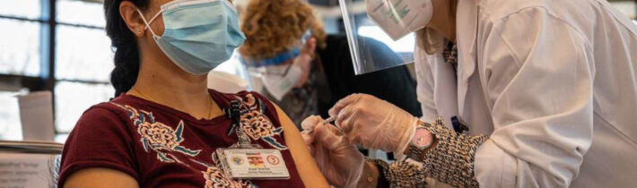 Katolíčka dostane 12,7 milióna dolárov ako odškodné za prepustenie z práce kvôli odmietaniu vakcinácie proti Covidu-19 z náboženských dôvodov. Kto bude ďalší na rade? –