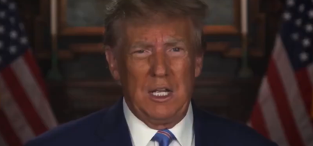 Trump predstavil 10-bodový plán na odstránenie a vyzbrojenie "hlbokého štátu