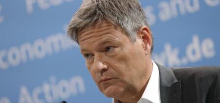 Polícia vykonala raziu v dome staršieho Nemca za zdieľanie meme, v ktorom označil ľavicového vicekancelára za "debila