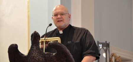 Exorcista otec Carlos Martins žaluje za urážku na cti v článku denníka The Pillar