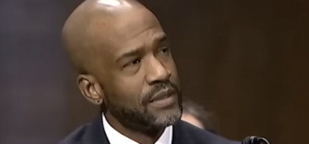 Bidenom menovaný sudca povolil "transrodovému" mužovi súťažiť v ženskom volejbalovom tíme