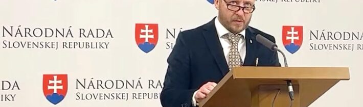 VIDEO: Splnomocnenec vlády Peter Kotlár ide na súd podporiť bývalého vojaka, kto…