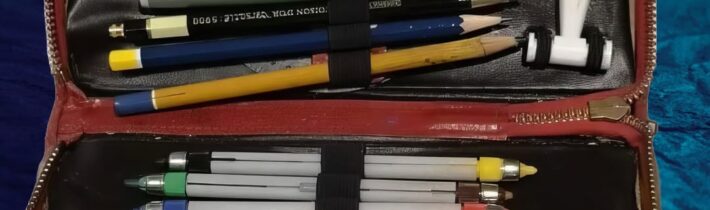 Retro penál – Vzpomínka na školní lavice minulostiRetro penál z Československa…